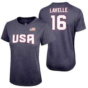 Puede incluir: Una camiseta azul marino con la palabra "USA" impresa en blanco en la parte delantera y una peque&ntilde;a bandera estadounidense. La parte posterior de la camiseta tiene el nombre "LAVELLE" y el n&uacute;mero "16" impresos en blanco.