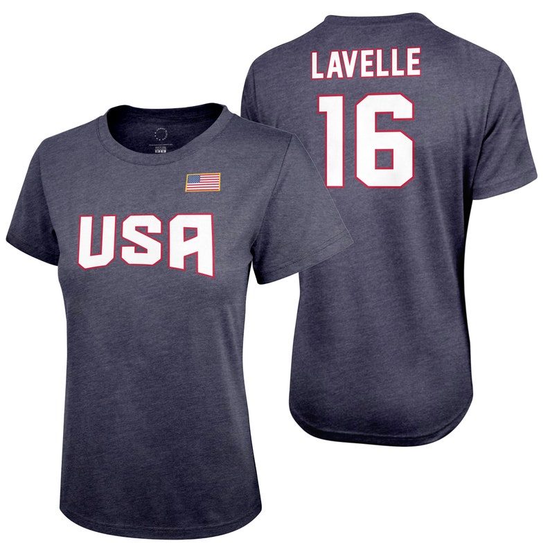 Puede incluir: Una camiseta azul marino con la palabra "USA" impresa en blanco en la parte delantera y una peque&ntilde;a bandera estadounidense. La parte posterior de la camiseta tiene el nombre "LAVELLE" y el n&uacute;mero "16" impresos en blanco.