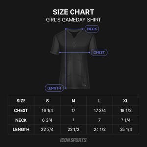 Pode incluir: Tabela de tamanhos para uma camisa de jogo para menina com medidas em polegadas para o peito, pesco&ccedil;o e comprimento. Os tamanhos incluem S, M, L e XL.
