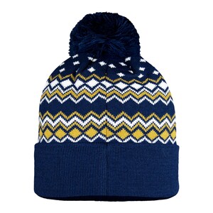 Puede incluir: Gorro de punto azul marino con un patr&oacute;n de zigzag blanco, dorado y azul marino. El gorro tiene un pomp&oacute;n azul marino a juego y un borde doblado. Un accesorio de invierno.