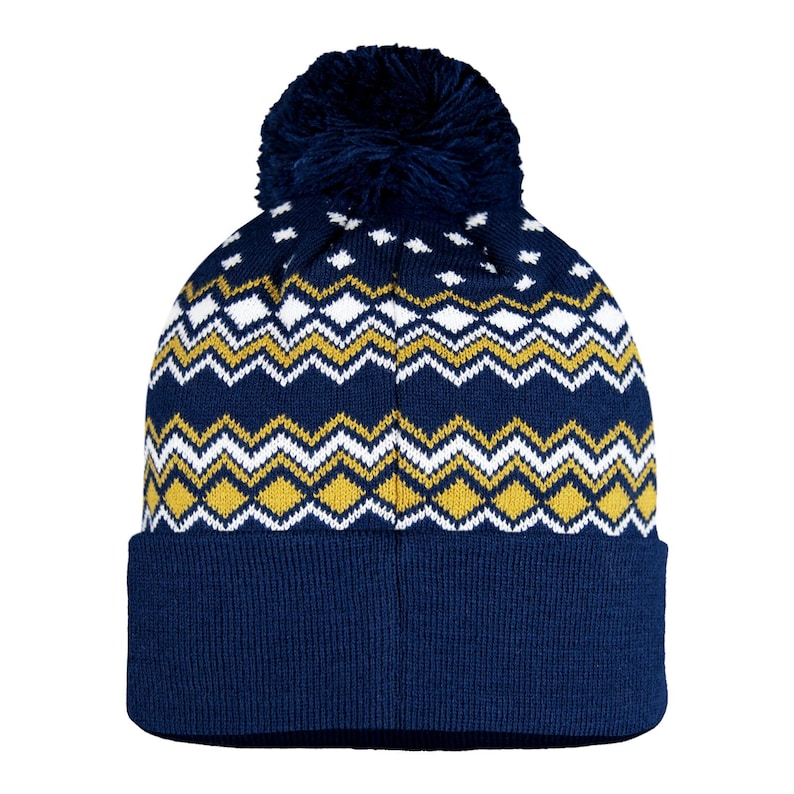 Puede incluir: Gorro de punto azul marino con un patr&oacute;n de zigzag blanco, dorado y azul marino. El gorro tiene un pomp&oacute;n azul marino a juego y un borde doblado. Un accesorio de invierno.