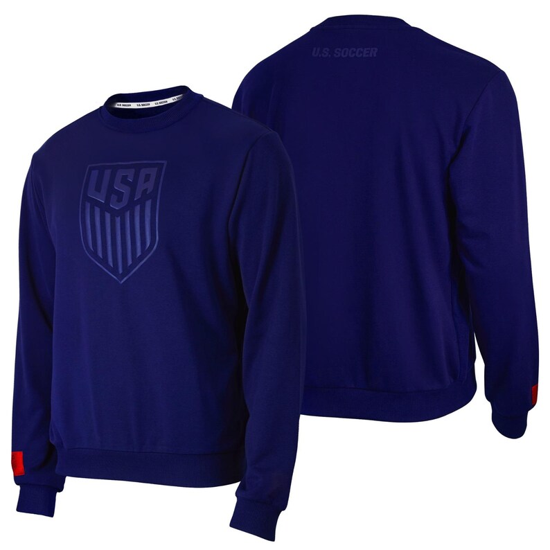 Op de afbeelding: Een marineblauw sweatshirt met een groot geborduurd USA-wapen op de voorkant en de tekst "U.S. SOCCER" op de achterkant.