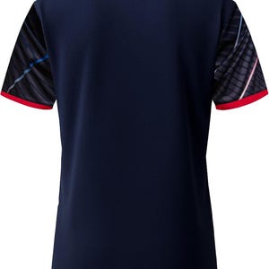 Peut inclure: T-shirt de sport bleu marine avec un col blanc et une bordure rouge sur les manches. Les manches pr&eacute;sentent un motif noir et gris avec des accents bleus et roses. Le t-shirt est fait d'un tissu respirant et textur&eacute;.