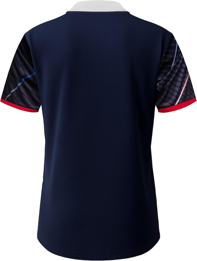 Peut inclure: T-shirt de sport bleu marine avec un col blanc et une bordure rouge sur les manches. Les manches pr&eacute;sentent un motif noir et gris avec des accents bleus et roses. Le t-shirt est fait d'un tissu respirant et textur&eacute;.