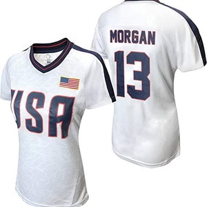 K&ouml;nnte beinhalten: Wei&szlig;es Fu&szlig;balltrikot mit blauen und roten Akzenten. Das Trikot hat "USA" auf der Vorderseite und "MORGAN 13" auf der R&uuml;ckseite.