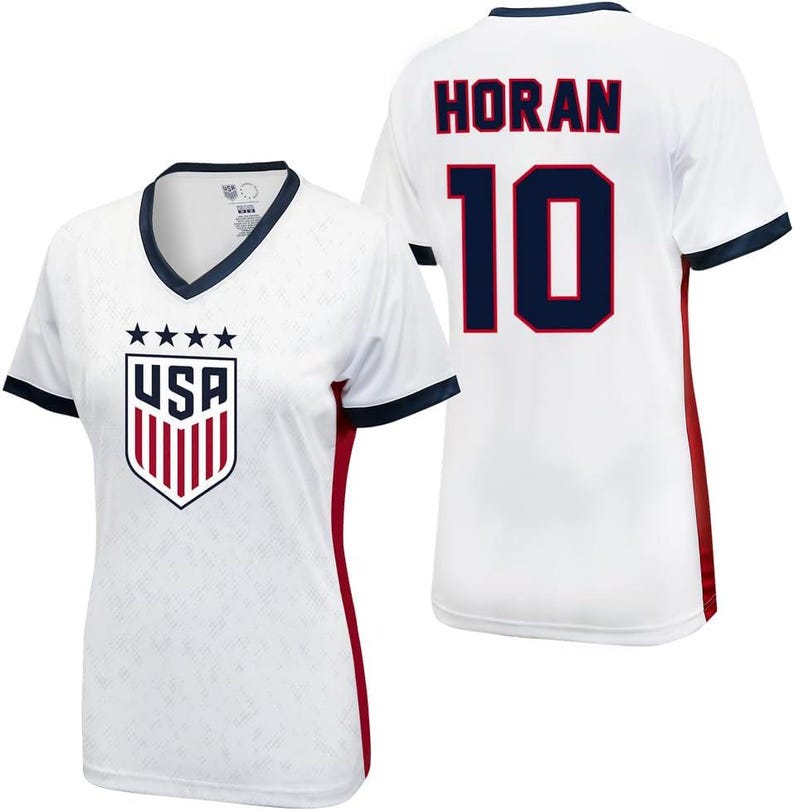 Pu&ograve; includere: Maglia da calcio bianca con dettagli rossi e blu navy. La maglia ha il logo degli Stati Uniti sul davanti e il nome "HORAN" e il numero "10" sul retro.
