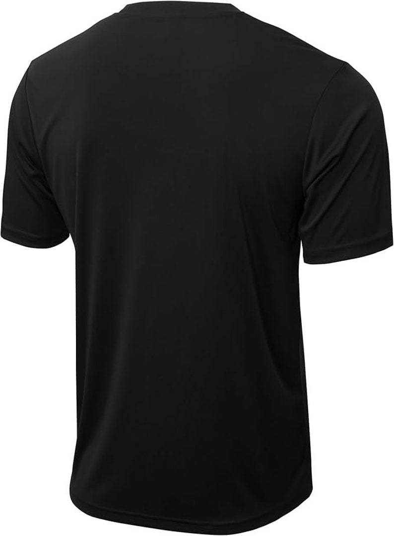 Puede incluir: Una camiseta negra de manga corta hecha de una tela suave y c&oacute;moda.