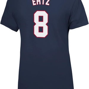 Puede incluir: Camiseta azul marino con letras blancas. La parte posterior de la camiseta tiene el nombre "ERTZ" y el n&uacute;mero "8" en blanco con un contorno rojo.