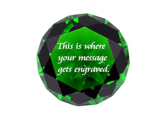 Diamante de cristal verde esmeralda personalizado: Regalo de recuerdo grabado de 80 mm