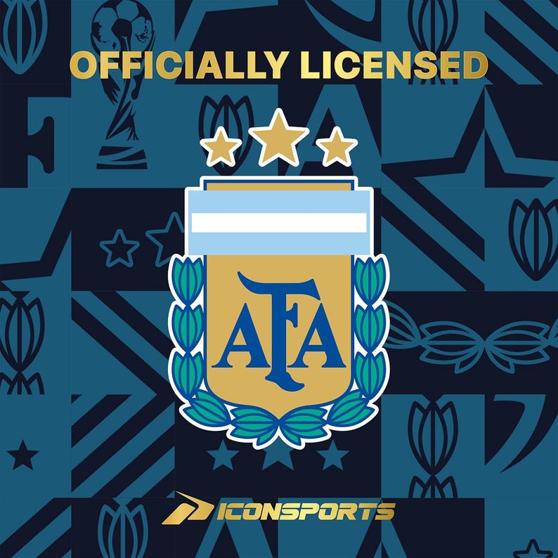 Puede incluir: Logotipo oficial de la selecci&oacute;n argentina sobre un fondo verde azulado. El logotipo presenta un escudo dorado y verde azulado con las letras "AFA" en azul, tres estrellas doradas y el texto "OFFICIALLY LICENSED" en dorado.