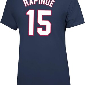 Pode incluir: Camiseta azul marinho com letras brancas nas costas. As letras dizem "RAPINOE 15".
