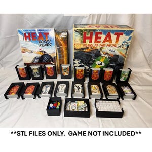以下が含まれることがあります： レーシングカーのグラフィックが特徴の、箱に「HEAT」と書かれたボードゲームセット。セットには、ゲームボックス、カードホルダー、ゲームピースが含まれています。「ROCKY ROADS」と「PEDAL TO THE METAL」の文字も表示されています。「**STL FILES ONLY. GAME NOT INCLUDED**」の文字が下部にあります。