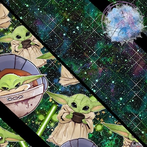 Peut inclure: Une illustration numérique d'un personnage extraterrestre vert de la franchise Star Wars, connu sous le nom de "L'Enfant" ou "Baby Yoda", tenant une tasse. L'arrière-plan est une galaxie vert foncé et noire avec des étoiles et un motif de grille.
