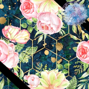 Peut inclure: Un motif floral aquarelle avec des fleurs roses et vertes, des papillons et des formes géométriques dorées sur un fond bleu foncé.