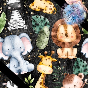 Peut inclure: Un motif sans couture représentant une variété d'animaux de la jungle, notamment un zèbre, un éléphant, un lion, une girafe et un singe. Les animaux sont représentés dans un style cartoon et sont placés sur un fond noir avec des accents de paillettes dorées. Le motif est parfait pour une utilisation dans une variété de projets créatifs, tels que le tissu, le papier peint et le papier d'emballage.