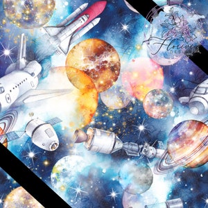Pode incluir: Uma ilustração em aquarela de uma cena espacial com planetas, estrelas e naves espaciais. Os planetas são pintados em tons de laranja, amarelo, azul e rosa. As naves espaciais são brancas e cinzas com detalhes vermelhos. O fundo é azul escuro com estrelas brancas.