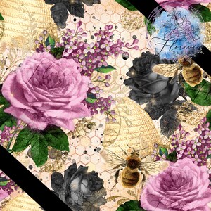Peut inclure: Un motif sans couture avec des roses roses et noires, des fleurs de lilas violettes, des abeilles et des motifs de nid d'abeilles. Le fond est beige clair avec des accents de paillettes dorées.