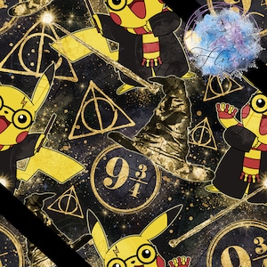 Op de afbeelding: Een zwarte achtergrond met een gouden glitterpatroon. De afbeelding toont een zich herhalend patroon van een geel Pikachu-personage dat een zwarte robe en een rood-gele sjaal draagt, een zwarte en gouden Sorteerhoed en een gouden driehoek met een cirkel erin. De tekst "9 3/4" is ook in het patroon te zien.