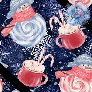 Peut inclure: Un motif sans couture représentant une scène hivernale avec des bonhommes de neige, des cannes en sucre et des tasses de chocolat chaud avec des guimauves. Le fond est bleu foncé avec des flocons de neige blancs.