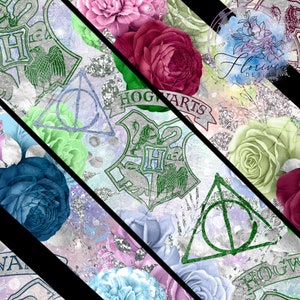Könnte beinhalten: Eine digitale Collage mit den Wappen der Hogwarts-Häuser und dem Symbol der Heiligtümer des Todes, umgeben von Aquarellrosen in verschiedenen Schattierungen von Rosa, Blau, Grün und Rot. Der Hintergrund ist ein silbernes Glitzermuster.