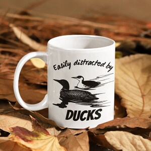 Leicht abgelenkt von Enten Tasse 11 Oz Premium Qualität Lustiges Geschenk für Entenliebhaber, Entenbesitzer und Entenjäger