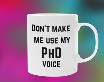 No me hagas usar mi voz de doctorado 11 Oz taza de calidad premium / regalo de graduación de doctorado atrevido / regalo para estudiante de doctorado / taza de café médico