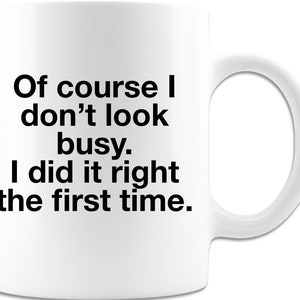 Puede incluir: Taza de caf&eacute; de cer&aacute;mica blanca con texto negro que dice "Por supuesto que no parezco ocupado. Lo hice bien a la primera."