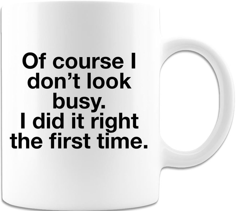 Puede incluir: Taza de caf&eacute; de cer&aacute;mica blanca con texto negro que dice "Por supuesto que no parezco ocupado. Lo hice bien a la primera."
