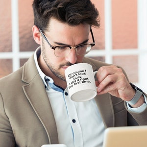 Puede incluir: Taza de caf&eacute; blanca con texto negro que dice "Por supuesto que no parezco ocupado. Lo hice bien a la primera."