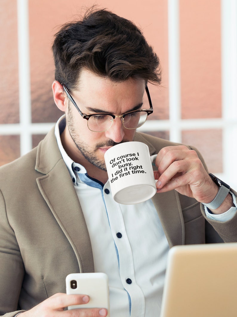 Puede incluir: Taza de caf&eacute; blanca con texto negro que dice "Por supuesto que no parezco ocupado. Lo hice bien a la primera."