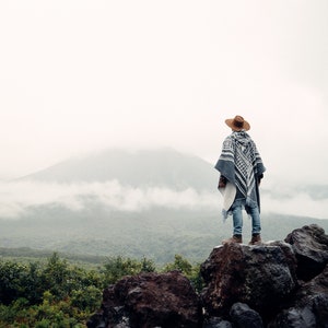 PONCHO w stylu południowo-zachodnim PONCHO dla mężczyzn poncho z wełny alpaki Ręcznie robione przez rzemieślników w Ameryce Południowej ponczo męskie zdjęcie 5