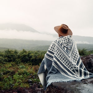 PONCHO de style sud-ouest PONCHO pour hommes poncho en laine d'alpaga Fabriqué à la main par des artisans en Amérique du Sud poncho homme image 3