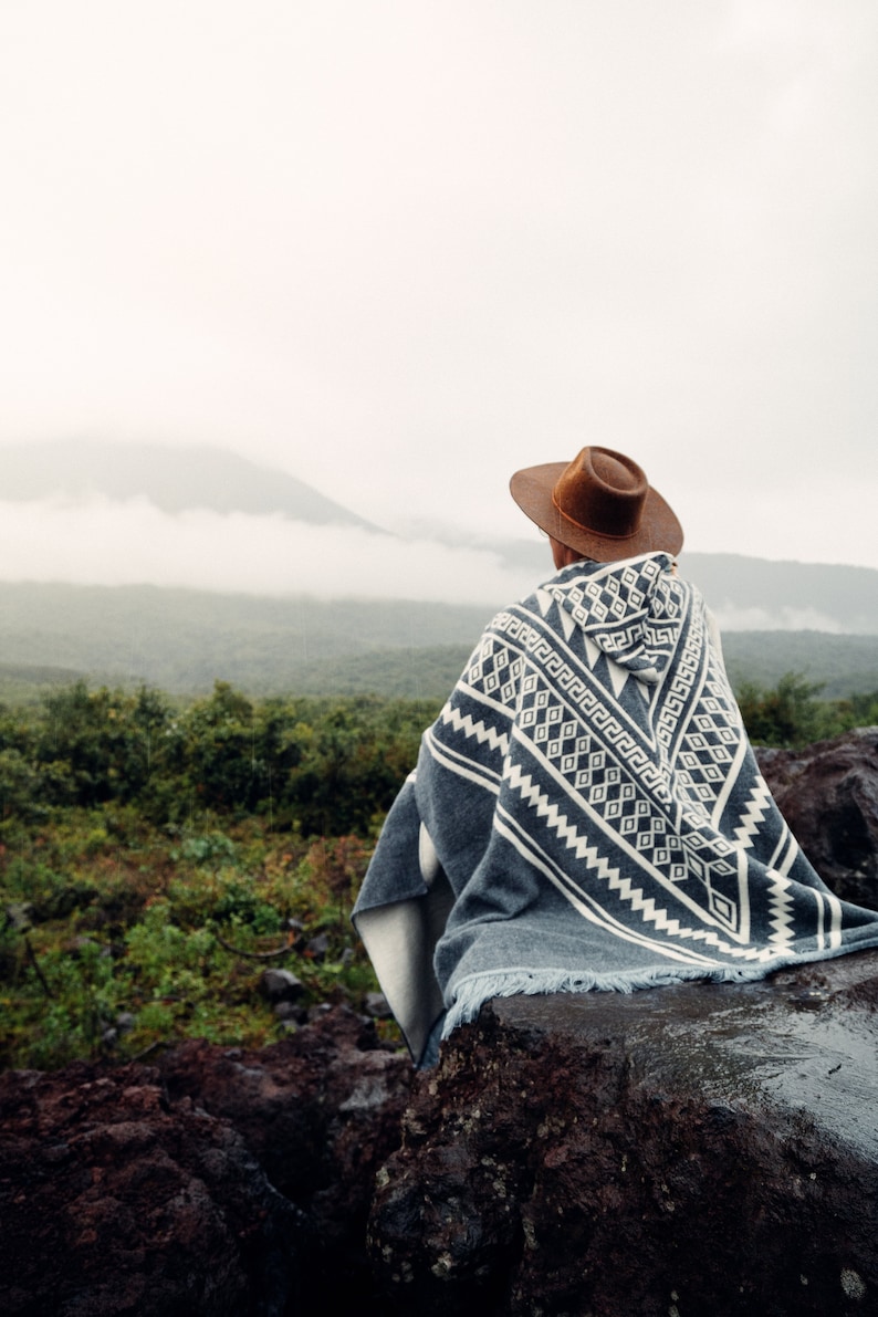 PONCHO w stylu południowo-zachodnim PONCHO dla mężczyzn poncho z wełny alpaki Ręcznie robione przez rzemieślników w Ameryce Południowej ponczo męskie Szary