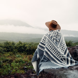 Poncho gris Style Sud-Ouest PONCHO PONCHO pour hommes poncho en laine d'alpaga vêtements d'extérieur homme serape image 1