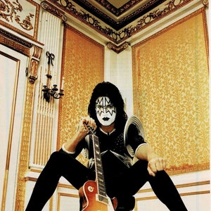 Tommy Thayer de KISS con guitarra - 2003 - Foto publicitaria impresa de música