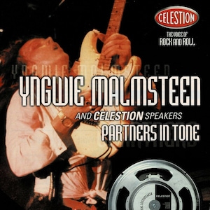 Puede incluir: Una fotografía en blanco y negro de un músico tocando una guitarra eléctrica blanca. El texto "Yngwie Malmsteen and Celestion Speakers Partners in Tone" está impreso en blanco sobre un fondo negro. Un primer plano de un altavoz Celestion G12T-75 se muestra en la esquina inferior derecha de la imagen. El texto "The Voice of Rock and Roll" está impreso en blanco sobre un fondo negro encima del logotipo de Celestion.