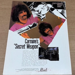 Puede incluir: Carmine Appice, un baterista famoso, se muestra tocando una batería Pearl GLX-9500. El anuncio presenta el texto "Carmine's Secret Weapon" y destaca las características del set de batería, incluyendo los cascos de arce, los Super Hoops y los herrajes Super Gripper.