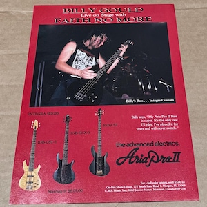 Könnte beinhalten: Ein rotes Plakat, das für Aria Pro II-Bässe wirbt. Das Plakat zeigt ein Foto von Billy Gould, Bassist von Faith No More, der eine schwarze Bassgitarre spielt. Das Plakat enthält auch eine Beschreibung der Aria Pro II-Bassgitarre und ihrer Eigenschaften. Der Text auf dem Plakat lautet "Billy Gould Live on Stage with Faith No More" und "the advanced electrics. Aria Pro II".