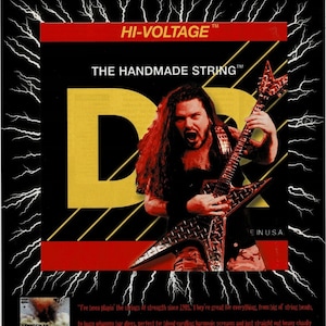 Puede incluir: Anuncio de cuerdas de guitarra Hi-Voltage. La imagen presenta a un músico tocando una guitarra en forma de estrella. El texto dice "LIVE WIRE HERE" y "HI-VOLTAGE". El fondo es negro con rayos y llamas.