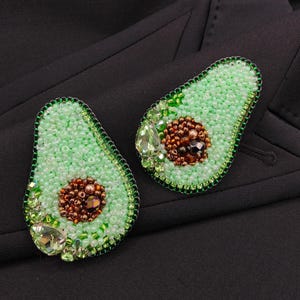 Broche de aguacate con cuentas hecho a mano: joyería llamativa