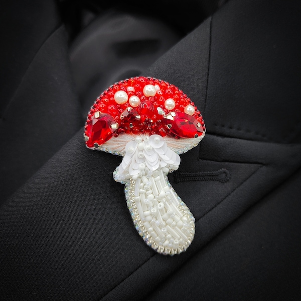 Fly agaric beaded brooch, mushrooms brooch,  fly agaric pin badge, foraging gift, red mushroom pin badge, red mushroom brooch