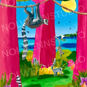 Pode incluir: Uma pintura que retrata uma cena tropical com árvores cor-de-rosa e um oceano azul. Existem cinco lêmures cinzentos e brancos na pintura, um pendurado num galho, outro sentado num galho e três no chão. A pintura é assinada "Holliann Jens" no canto inferior direito.