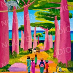 Pode incluir: Uma pintura de um caminho que atravessa uma floresta de árvores cor-de-rosa, com um oceano azul visível ao fundo. Há pessoas caminhando pelo caminho, e uma carroça puxada por um boi e um cavalo. Também há dois lêmures em primeiro plano.