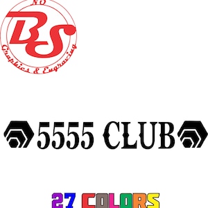 Puede incluir: Calcomanía en blanco y negro con el texto "5555 CLUB" y dos hexágonos estilizados a cada lado. La calcomanía está disponible en 27 colores.