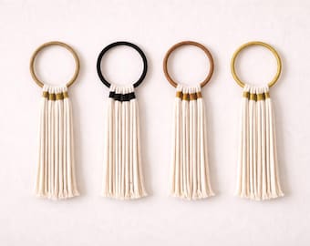 Set di arazzi minimalisti in macramè, decorazione murale moderna in stile boho, arte tessile scandinava dai colori neutri.