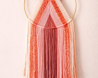 Wisząca makrama koralowa | Geometryczna dekoracja ścienna w stylu boho