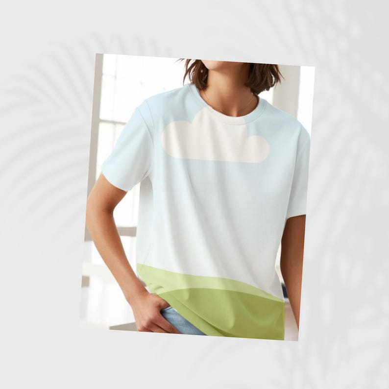 Pu&ograve; includere: T-shirt a maniche corte con un design cielo e nuvole. La parte superiore della maglietta &egrave; azzurra con una grafica di nuvola bianca. La parte inferiore &egrave; verde. &Egrave; un capo casual per tutti i giorni.