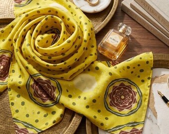 Sciarpa in chiffon giallo oro con stampa floreale: fascia per capelli quadrata da 50 pollici