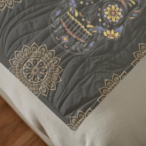 Camino de Cama Acolchado Día de los Muertos | Diseño de Calavera | Paño de Cama Negro en Tamaños Gemelo, Matrimonial, Queen, King