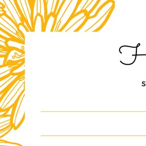 Può includere: Un biglietto bianco vuoto con un disegno floreale giallo sul lato sinistro. Il biglietto ha due righe per scrivere. Il testo "Per" è scritto in corsivo sul lato destro del biglietto.